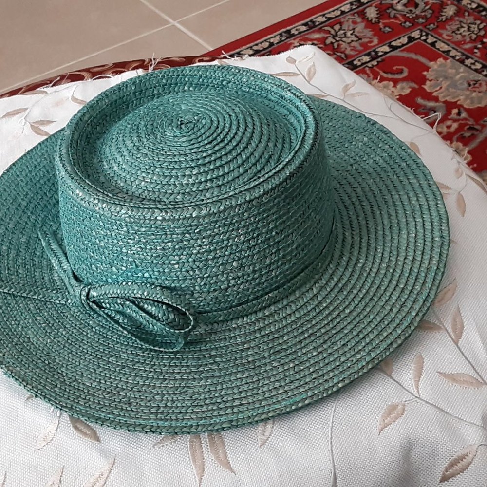 Wide rim straw hat